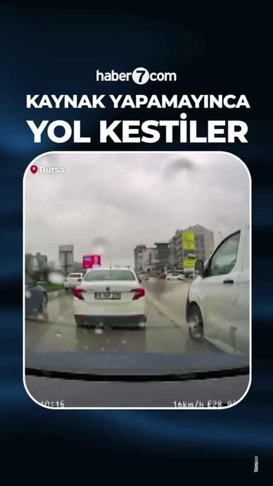 Bursa'da trafikte kaynak yapmaya &ccedil;alışan şahıslar, kendilerine yol vermeyen s&uuml;r&uuml;c&uuml;n&uuml;n &ouml;n&uuml;n&uuml; kesti.