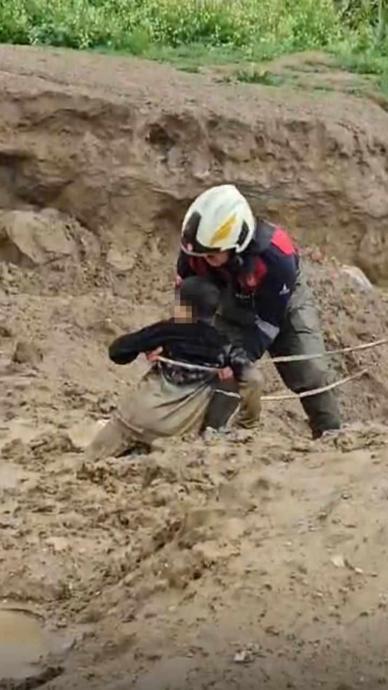 &Ccedil;amura saplanan &ccedil;ocukları itfaiye kurtardı!