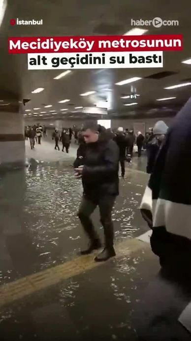 İstanbul'da etkili olan yağış sonrası Mecidiyek&ouml;y metrosunun alt ge&ccedil;idini su bastı.