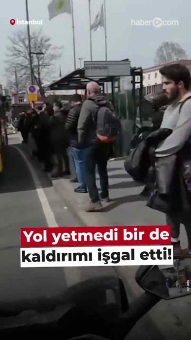 Yola sığamayan motosikletli kaldırımı işgal etti!