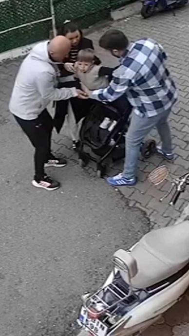 Boğazına oyuncak ka&ccedil;an &ccedil;ocuğu antren&ouml;r kurtardı