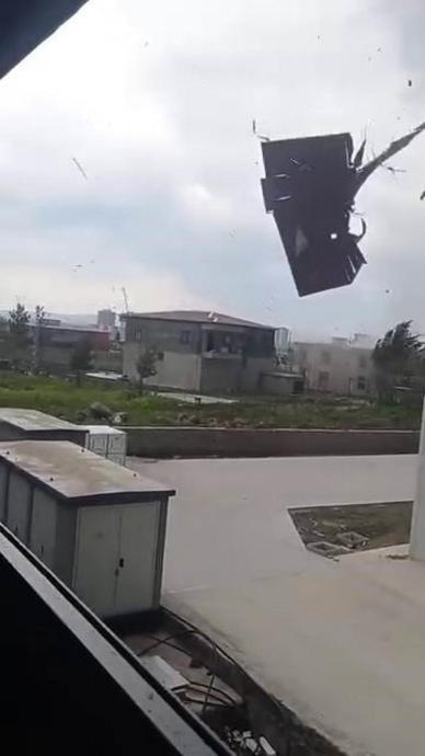 Evin &ccedil;atısı kağıt gibi u&ccedil;tu!