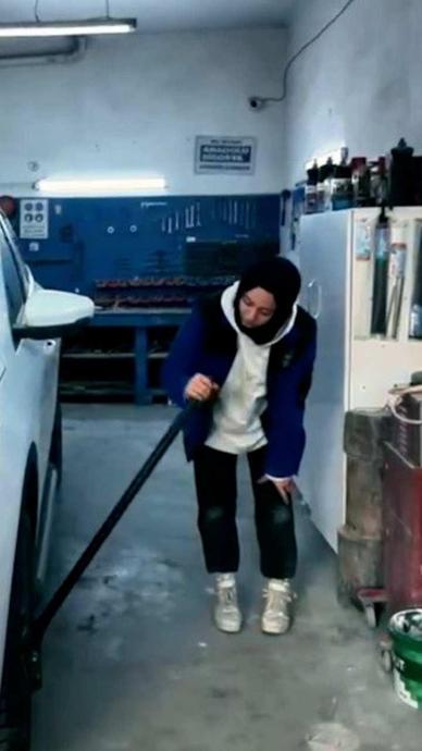 Hem okuyor hem ustalık yapıyor