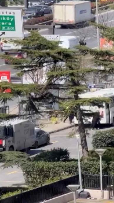 İsrail Konsolosluğu &ouml;n&uuml;nde silahlı &ccedil;atışma!