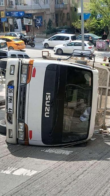 Kamyonetini ara&ccedil;lara &ccedil;arpmamak devirdi