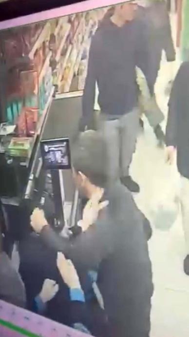 Poşet y&uuml;z&uuml;nden kadın kasiyeri yumrukladı!