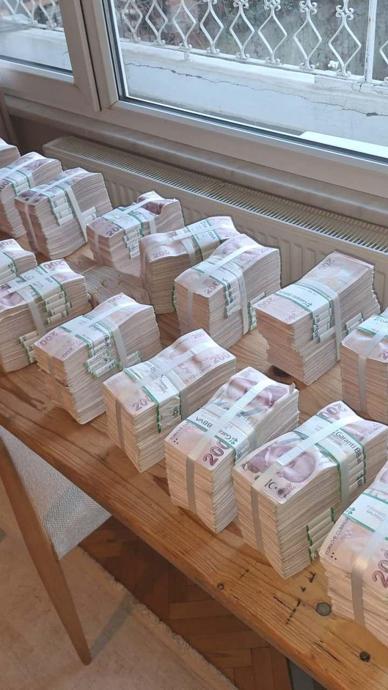 Valizlerden balya balya para &ccedil;ıktı!