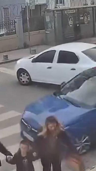 Yayaların &uuml;zerine aracı s&uuml;rd&uuml;