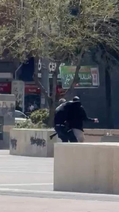 &Ccedil;evreye ateş a&ccedil;tı polis &uuml;zerine atladı!