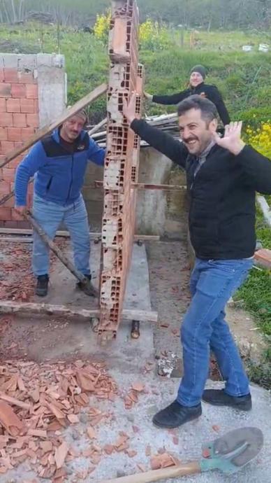 Duvarı yıkmadı, taşıdı!
