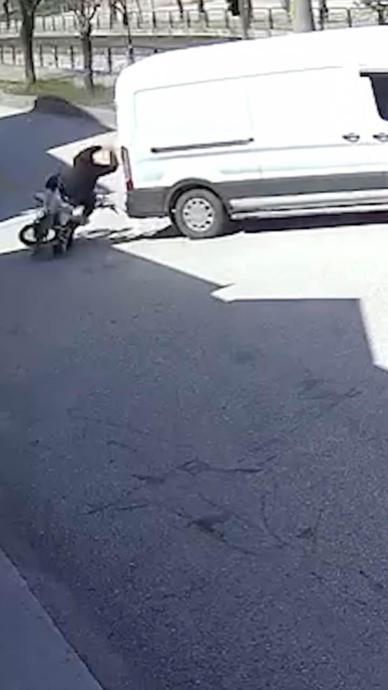 Panelvan araca arkadan &ccedil;arparak takla attı!