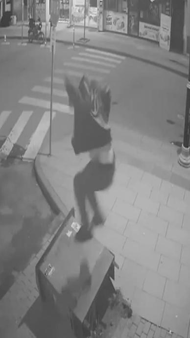 Sinirli gen&ccedil; panoyu kırdı!