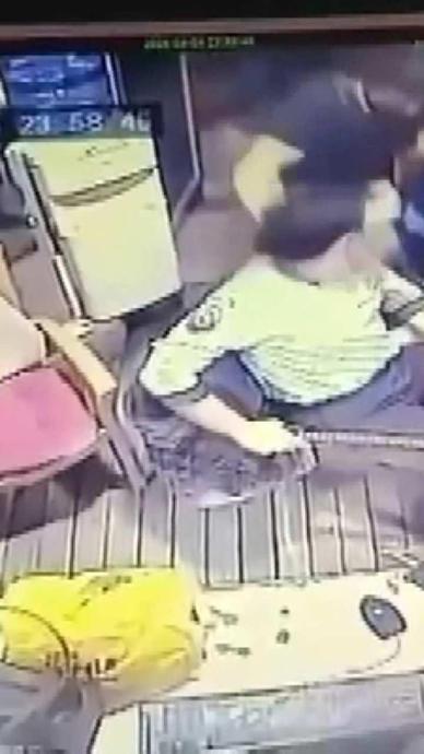 G&uuml;venlik g&ouml;revlisini darbettiler