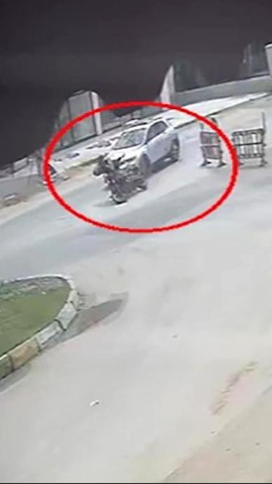 Arabaya &ccedil;arpıp minib&uuml;s&uuml;n altına girdi!