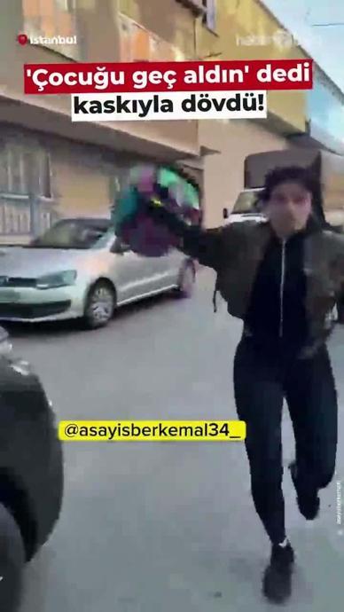 '&Ccedil;ocuğu ge&ccedil; aldın' dedi kaskıyla d&ouml;vd&uuml;!