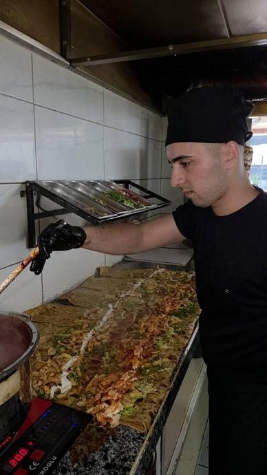 Depremzede &ouml;ğrencilere &uuml;cretsiz d&ouml;ner dağıttı