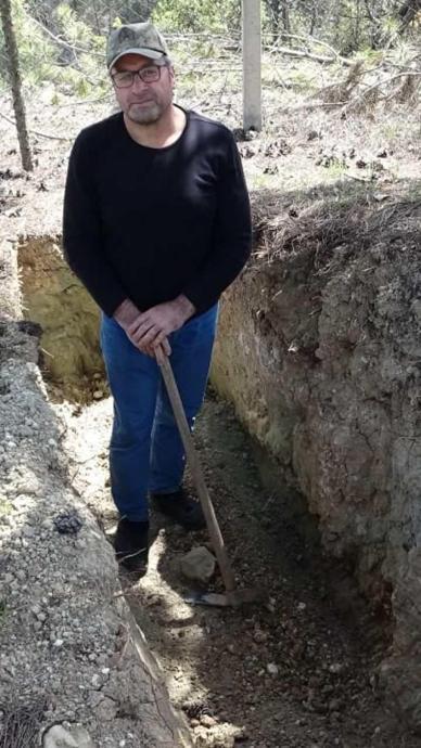 Dokuz kez &ouml;l&uuml;mden d&ouml;nd&uuml;, mezarını kazmaya başladı