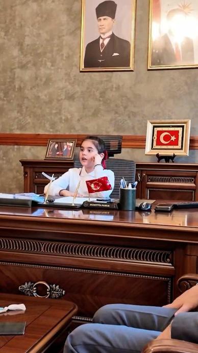 Kaymakam koltuğuna oturdu ilk talebi g&uuml;l&uuml;msetti