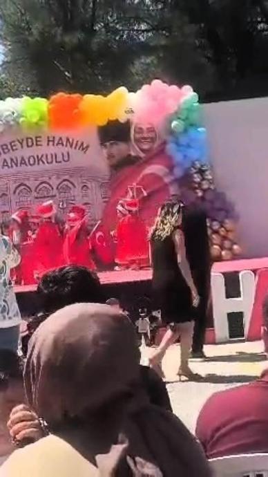 &Ouml;ğretmen mehter m&uuml;ziğini kapattı