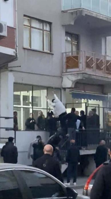 Cama tırmanıp tekme attı!