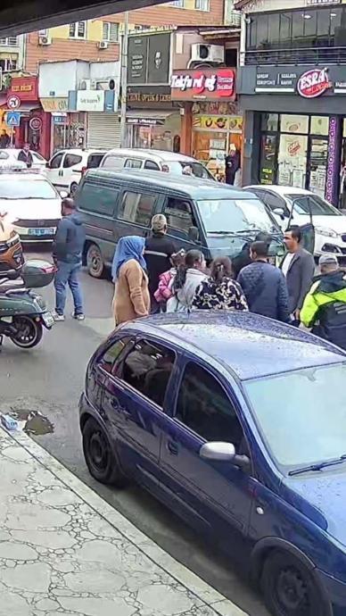 &Ccedil;&ouml;p kamyonuna &ccedil;arptı temizlik&ccedil;iyi yaraladı