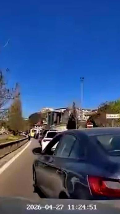 Hem kaynak yaptı hem k&uuml;f&uuml;r etti!