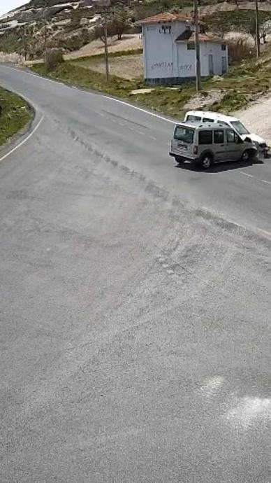 İki aracın kafa kafaya &ccedil;arpışması kamerada
