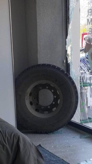 Kamyondan kopan teker mağazaya daldı!