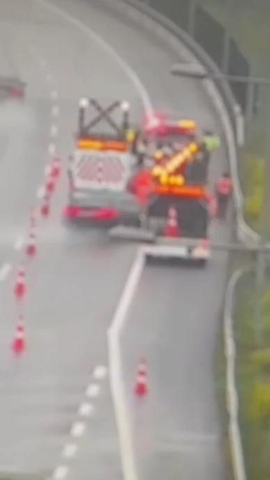 &ouml;nce bariyerlere sonra personele &ccedil;arptı