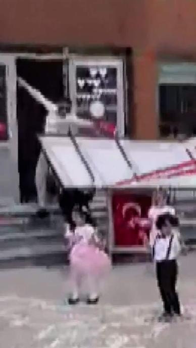 Tabela &ouml;ğretmenin &uuml;zerine d&uuml;şt&uuml;!