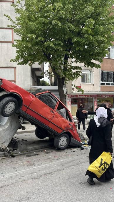 8 araca &ccedil;arpıp durabildi!