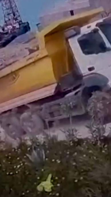 Geri kayan hafriyat kamyonu denize u&ccedil;tu! 2 yaralı
