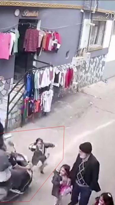 Motosikleti ile k&uuml;&ccedil;&uuml;k kıza &ccedil;arpıp durmadan ka&ccedil;tı