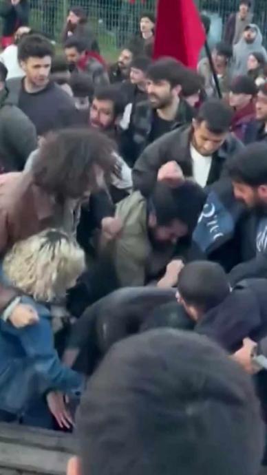 T&uuml;rk bayrağı a&ccedil;an gen&ccedil;lere saldırı!