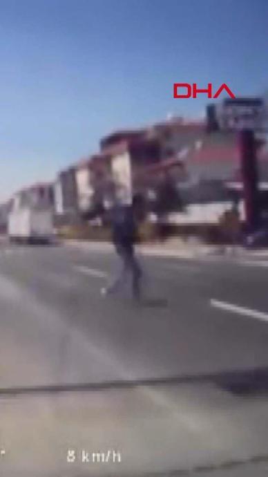 Yolun karşısına ge&ccedil;erken otob&uuml;s &ccedil;arptı!