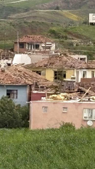 Bir anda geldi: K&ouml;y&uuml; yıktı ge&ccedil;ti!