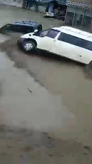 Can pazarı yaşandı: Sel ara&ccedil;ları b&ouml;yle s&uuml;r&uuml;kledi!