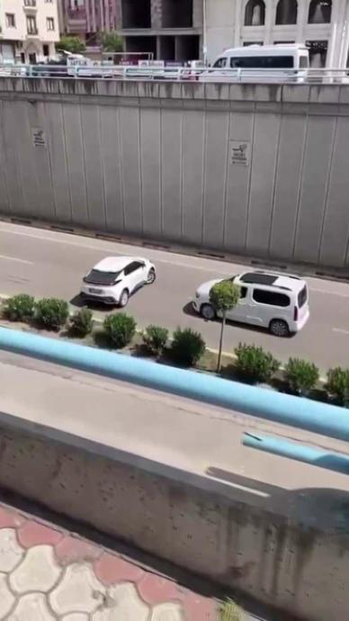 Hi&ccedil;bir şeye aldırmadan yoluna devam etti!