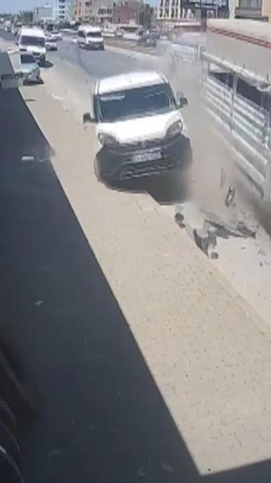 Lastiği patladı, park halindeki aracı bi&ccedil;ti