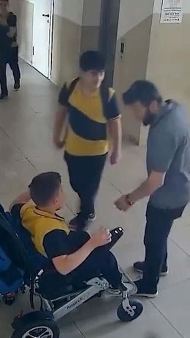 Sırtladığı engelli &ouml;ğrencisini aşağı indirdi