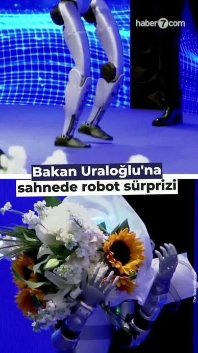 Bakan Uraloğlu'na sahnede robot s&uuml;rprizi