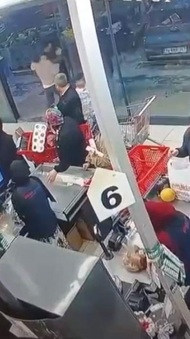 "Bir bakar mısın" diyerek &ccedil;ağırıp kafa attı!