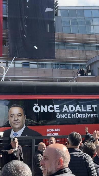 CHP binası &ouml;n&uuml;nde gerginlik!