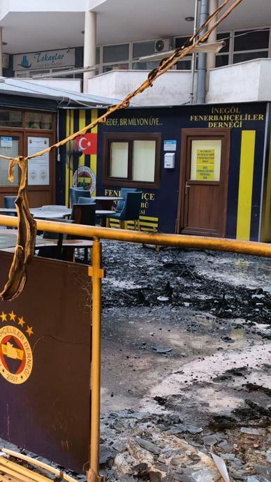 Fenerbah&ccedil;eliler Derneği'ni yaktılar!