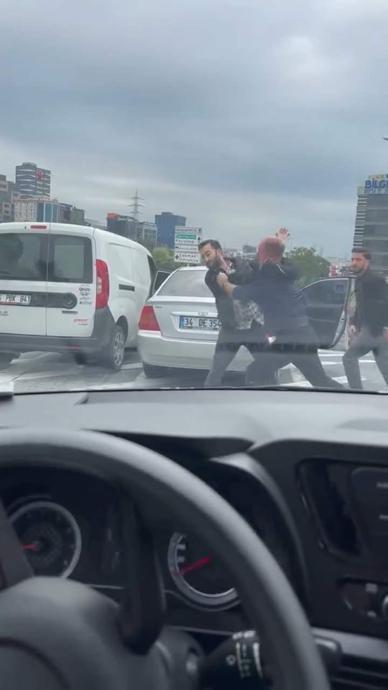 İki s&uuml;r&uuml;c&uuml; arasında &ccedil;ıkan kavga kamerada