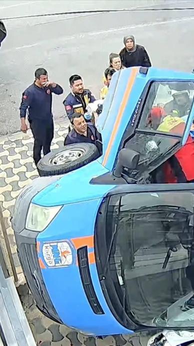 Kargo aracı devrildi: Kurye imdadına yetişti!