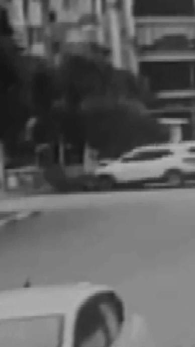 Motosikletli polis ekibine otomobil &ccedil;arptı!