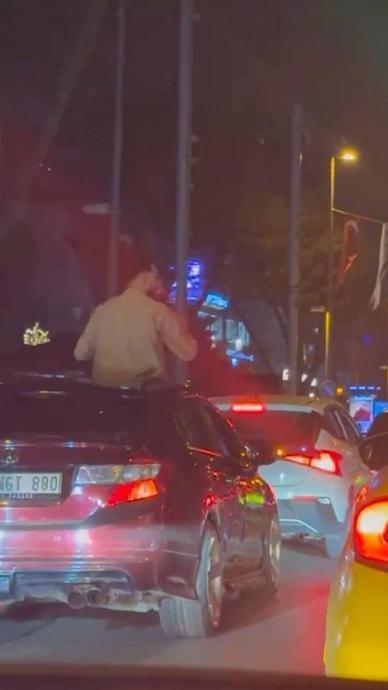 Sunroofa oturan gen&ccedil;: "&Ccedil;ıkalım diye yapmışlar"