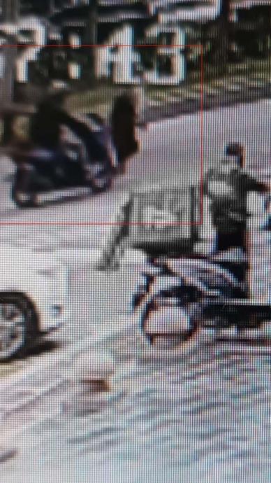 Yaya ge&ccedil;idini kullanan kadına motosiklet &ccedil;arptı