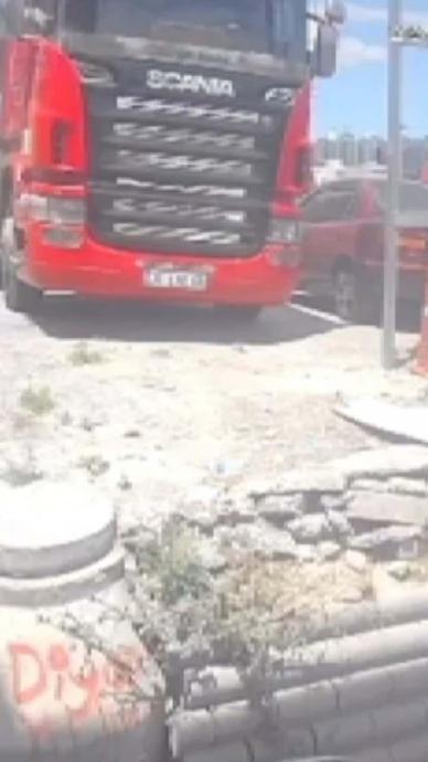 İETT otob&uuml;s&uuml; TIR'a &ccedil;arptı